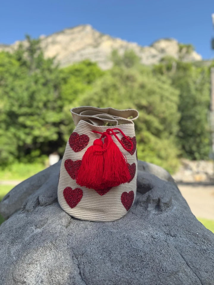 Bolso Mochila Colombiano Wayuu con Corazones Brillantes y Borlas Rojas Nuevo Foto 2 de 4