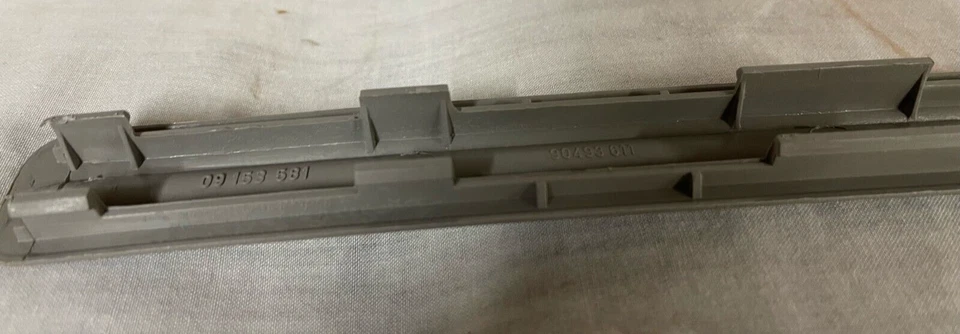 Cadillac Catera 1997-2001 placa de umbral de puerta GM 90439348 NUEVO FABRICANTE DE EQUIPOS ORIGINALES 'RARO' 1 JUEGO DE 2 Foto 3 de 4