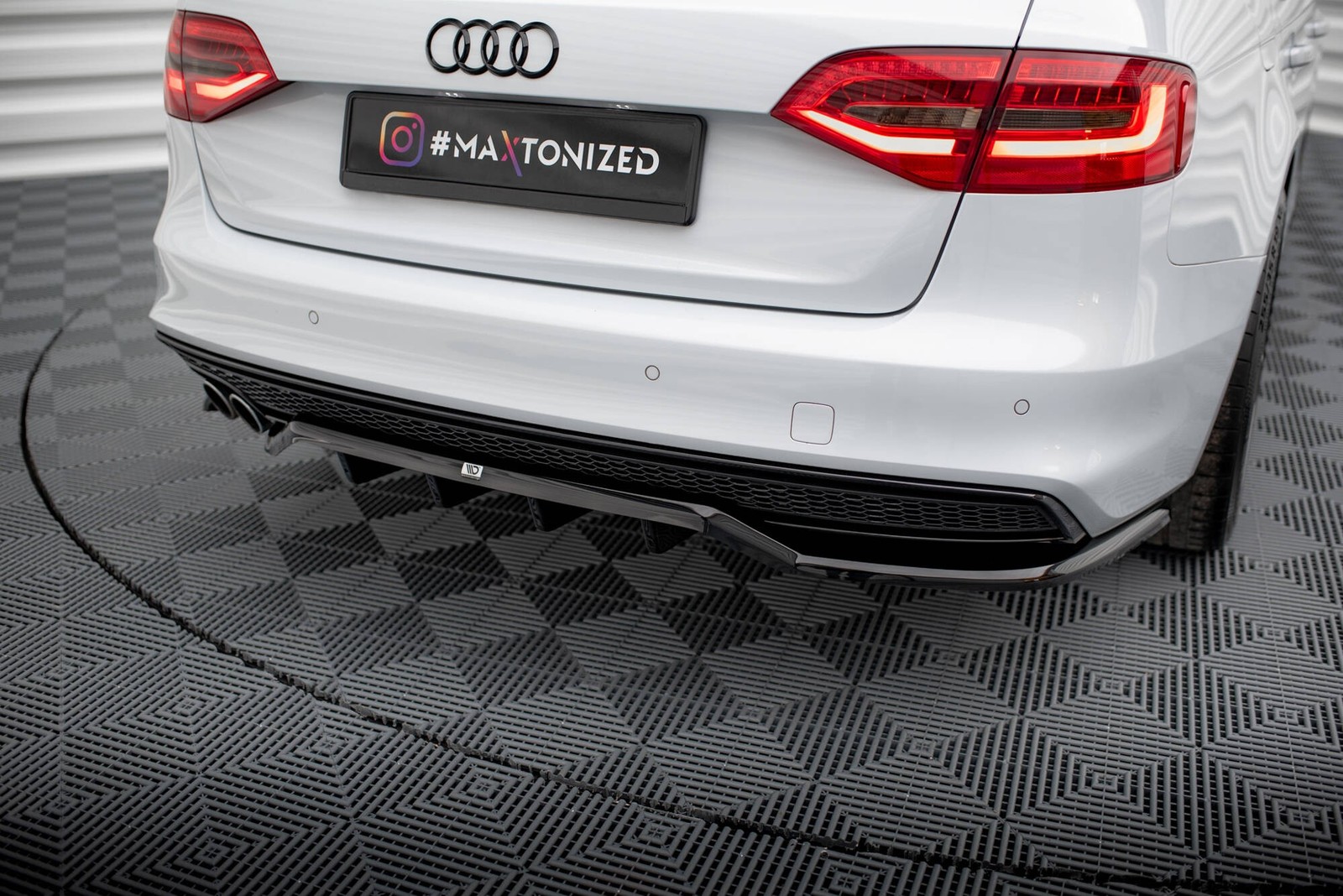 Splitter arrière Maxton haut de gamme pour Audi A4 B8 Face version Competition avec insert - 4