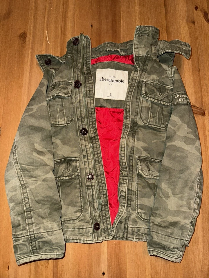 Chaqueta Camuflada Resistente Abercrombie & Fitch Roja Aislada Con Capucha Niños Talla Pequeña Foto 2 de 4