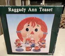 RAGGEDY ANN  ANDY TEA SET VINTAGE YOUNGS INC MINIATURE RESIN 1996 With Box