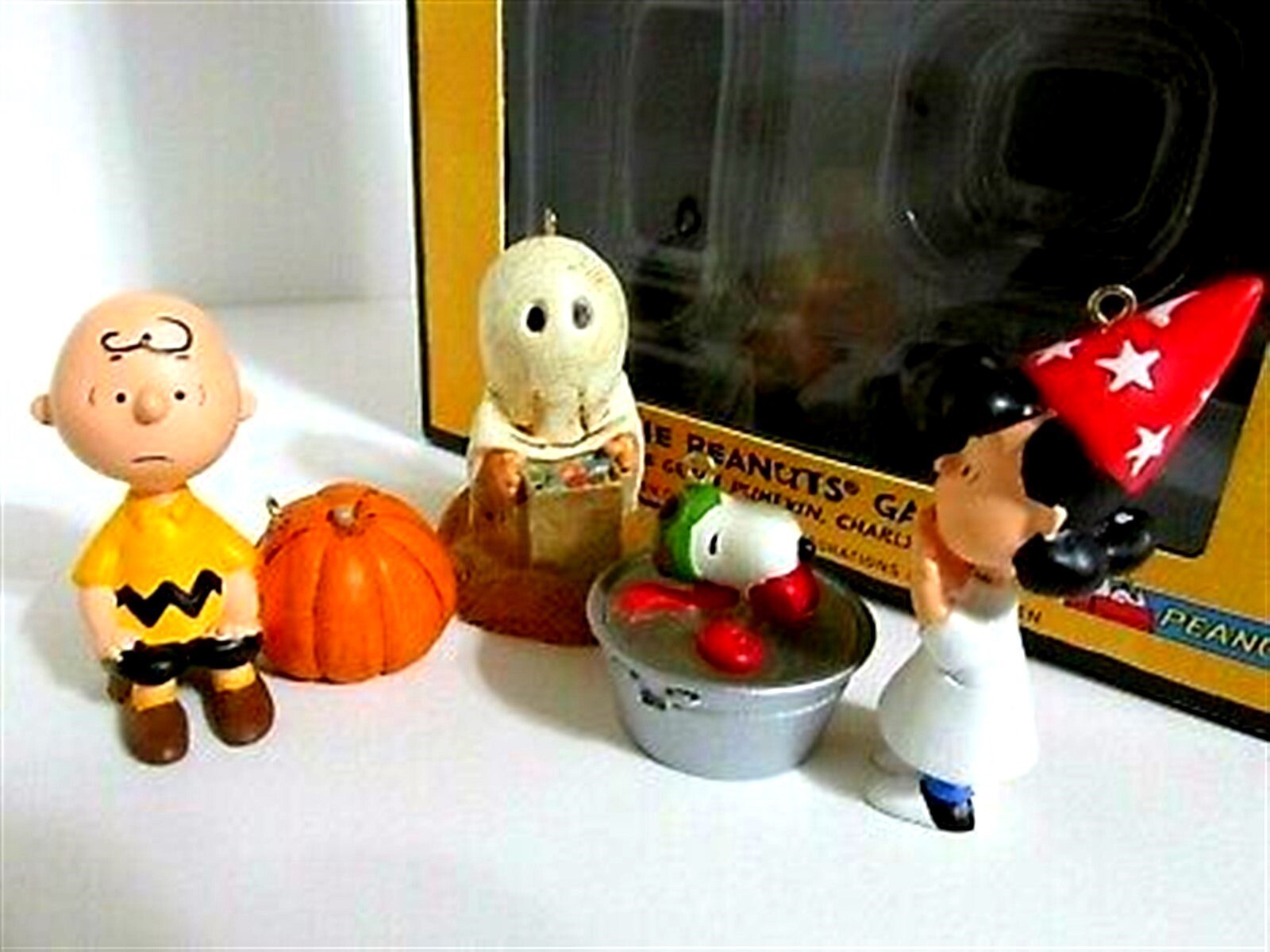 SNOOPY & CHARLIE BROWN HALLMARK HOLIDAY ORNAMENT 2008 PEANUTS HALLOWEEN CHRISTMAS