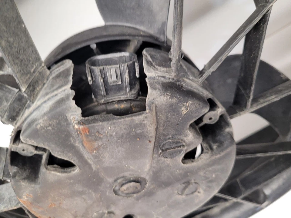 2007 - 2014 CADILLAC ESCALADE Radiator Fan Motor Assembly Dual Fan  - Image 3 of 4