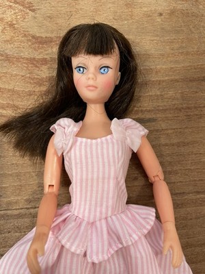 Vintage 70er Jahre Dollikin Palitoy ACTION GIRL PUPPE HÜBSCH BRÜNETT GEKLEIDET (SIEHE)