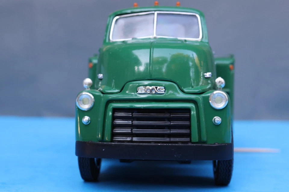 First Gear Valvoline 1952 GMC Fuel Tanker 1:34 NEW 19-1060 - Image 4 of 4