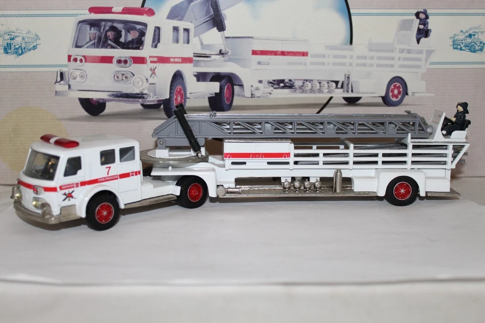 CORGI CLASSICS American LaFrance Aerial Ladder Truck Denver Fire Dept. Ladder 7 - Image 2 of 4