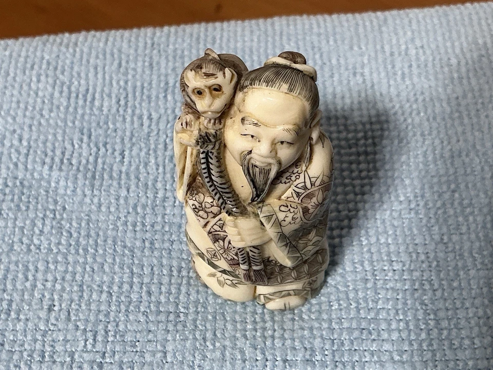 Antiguo Netsuke HOMBRE APE Mono Grano Madera Antiguo Siglo XIX Firmado Japonés RARO Foto 2 de 4
