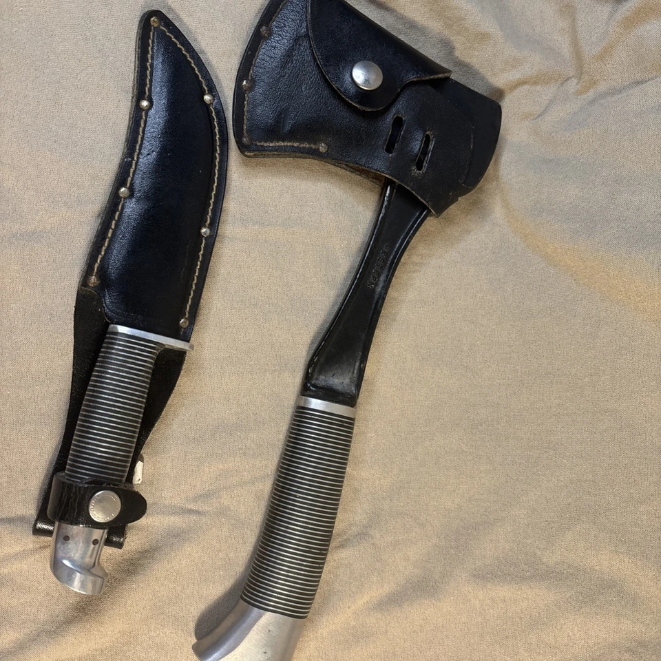 Hacha negra vintage occidental a juego con juego de cuchillos de acero inoxidable plateado. Foto 4 de 4