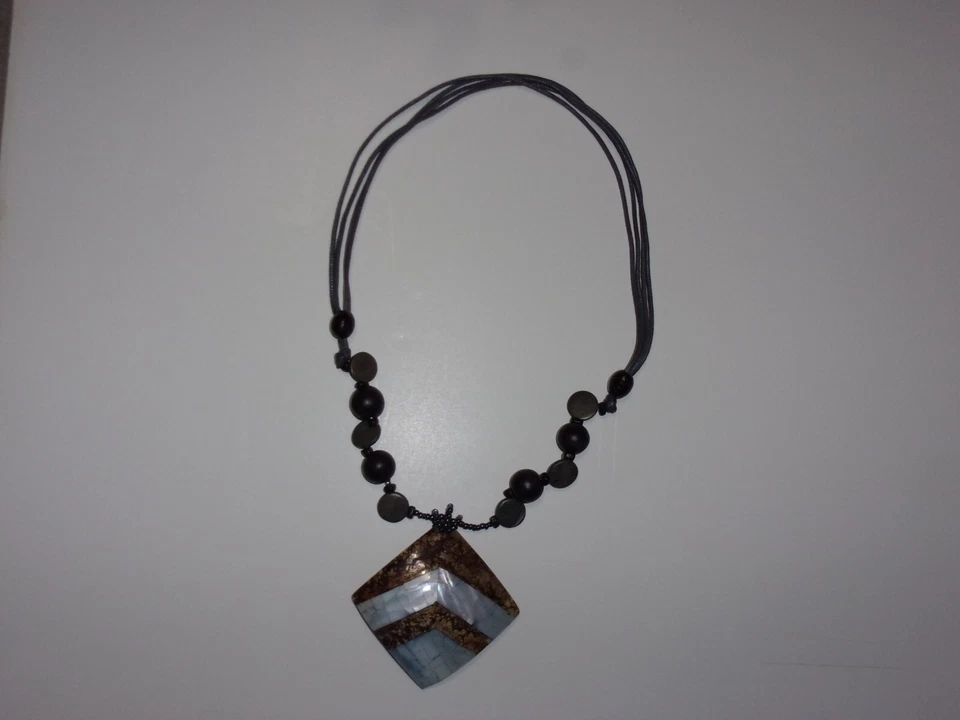 Collar de cuentas de mármol y concha N101. Incrustación negra y multicolor Foto 2 de 2