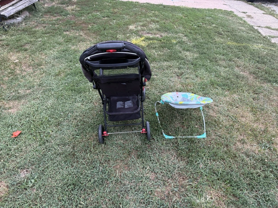 Cochecito negro y gris con asiento de bebé Foto 3 de 4