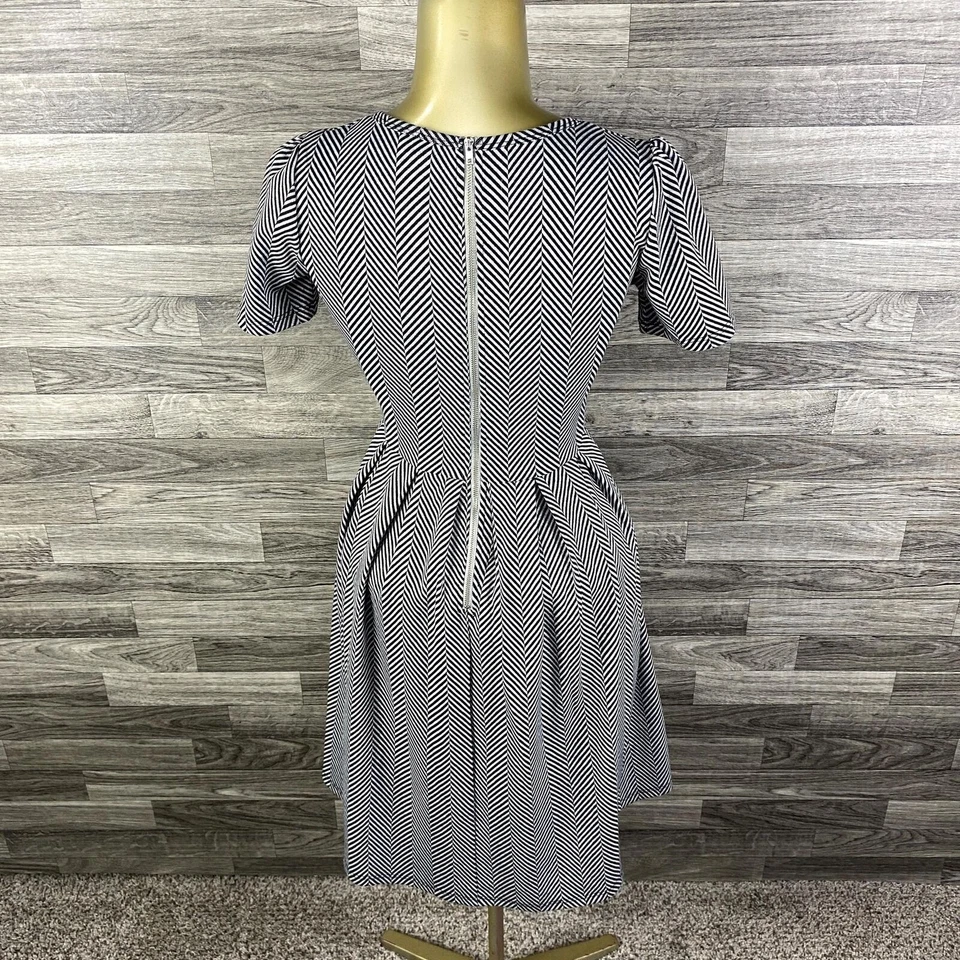 Vestido camisero plisado estampado negro/blanco cuello redondo LULAROE para mujer talla mediana Foto 2 de 4