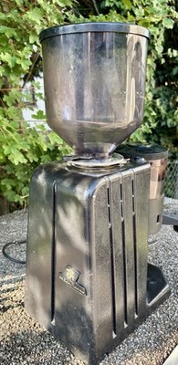 La San Marco Elektrische Kaffeebohnenmühle mit Kaffeedosierer