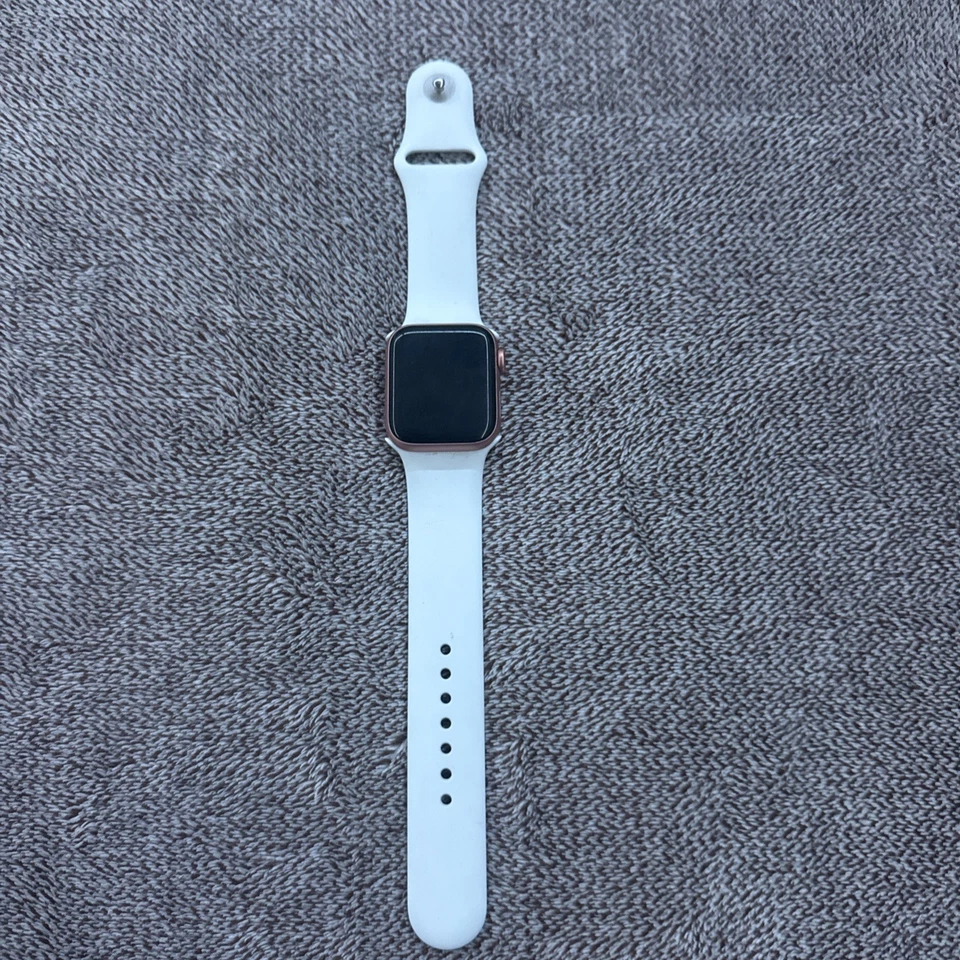 Apple Watch Series 2 38mm Oro Rosa (Usado). Bloqueado. Para piezas o puede arreglar. Foto 2 de 4