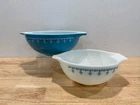 VTG SET PYREX (444 - 4 QT & 443 - 2 1/2 QT) "SNOWFLAKE BLUE GARLAND "BOWLS NICE"