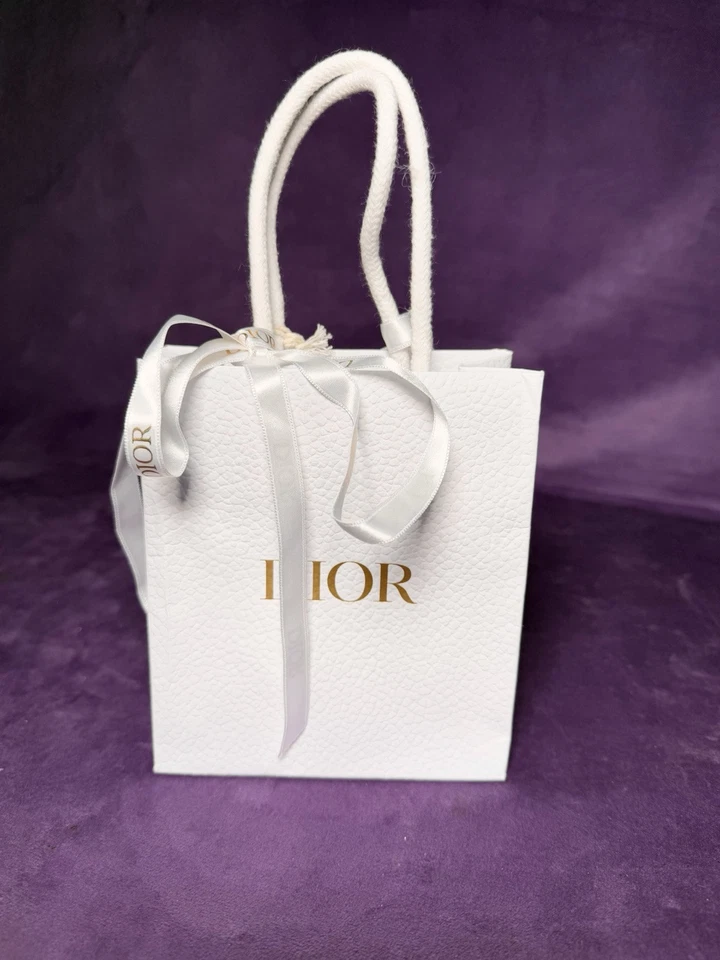 Pequeña bolsa de regalo clásica DIOR de papel texturizado blanco 5 x 6 x 2 Foto 2 de 4