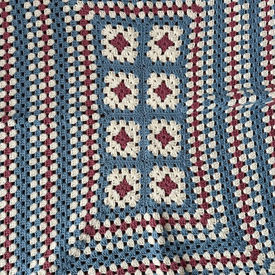 Manta Cuadrada Vintage Hecha a Mano Crochet Abuela 52"x42" Azul Borgoña Marfil Tiro Foto 2 de 3