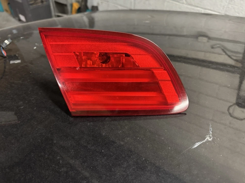 Luz trasera izquierda interior convertible BMW 328i 335i M3 2011-2013 63217252783 OEM usada Foto 2 de 4