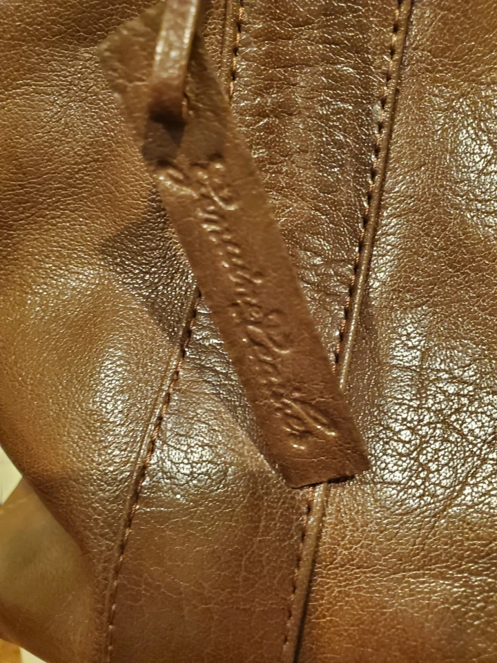 Bolso de hombro de oficina Ashwood para mujer de cuero marrón con tachuelas Foto 3 de 4