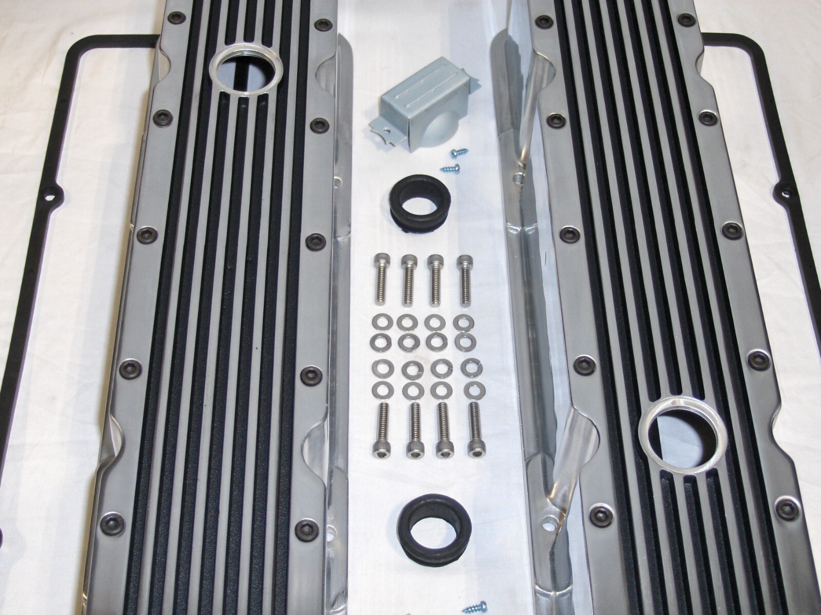 Gearhead Enterprises Black Aluminum Finned Valve Covers For SBC 283-350 (1958-86 Chevy)