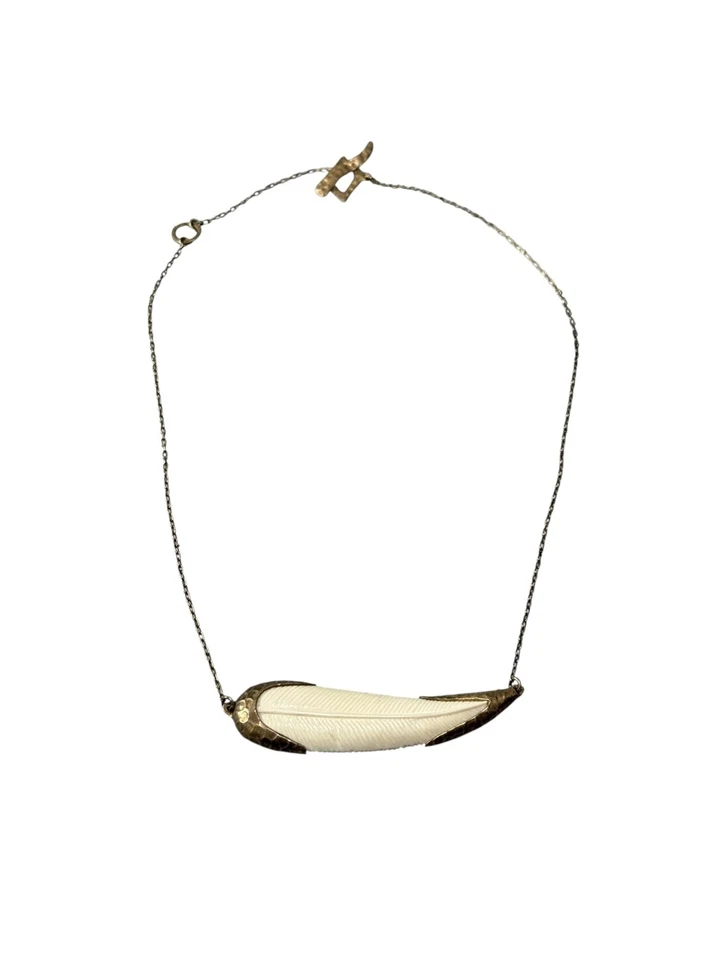 Colar de penas de bronze martelado Holly Yashi - Joias artesanais de resina - Imagem 3 de 4