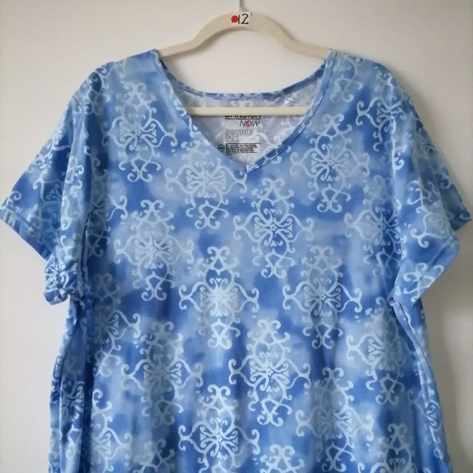 Camiseta Danskin Now para mujer azul manga corta cuello en V ajuste regular talla grande 3X Foto 3 de 4