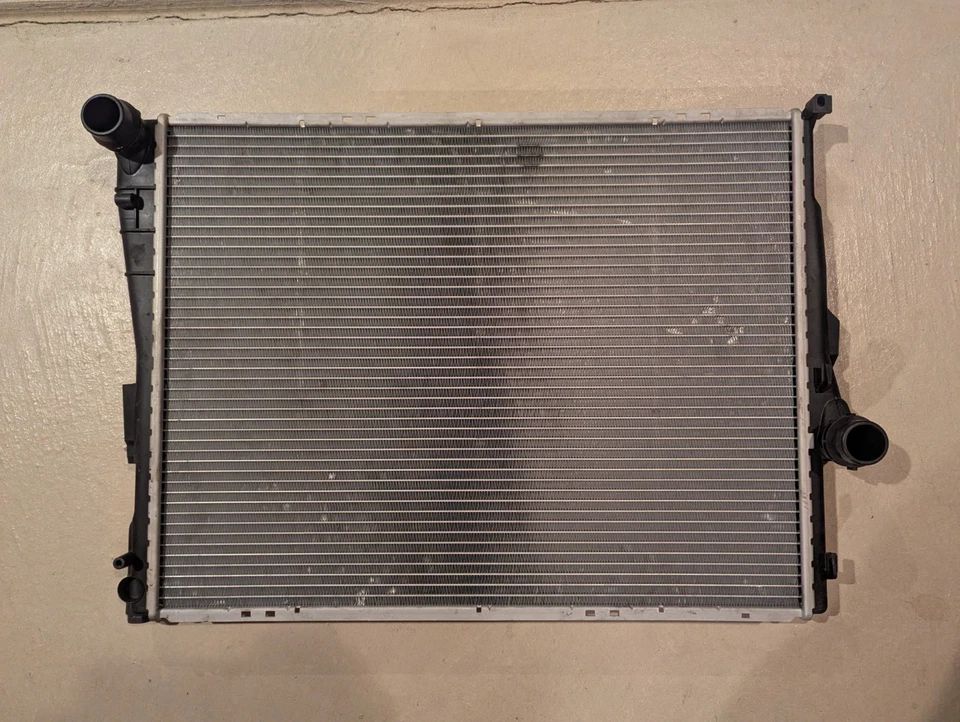 BMW 318i 335is 1999-05 radiador Mahle Behr OEM 99000053 376792261 Foto 3 de 4