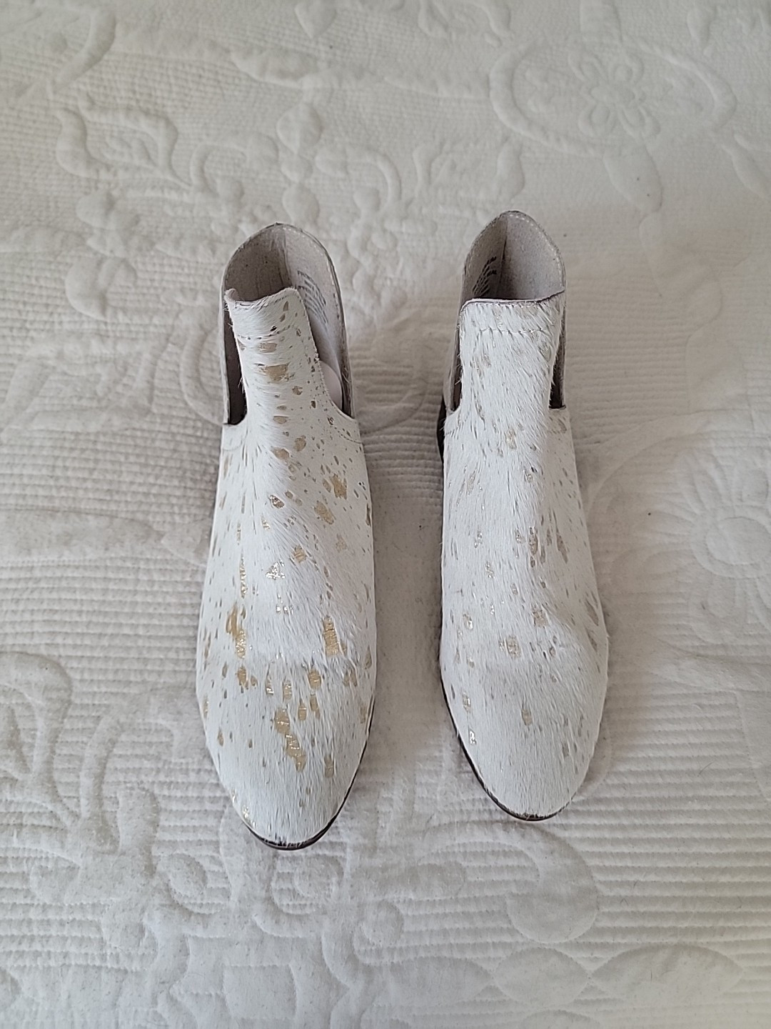 Coconuts by Matisse Women's Calf Hair Ankle Boots Sz9.5 Cow Spots Gold & White