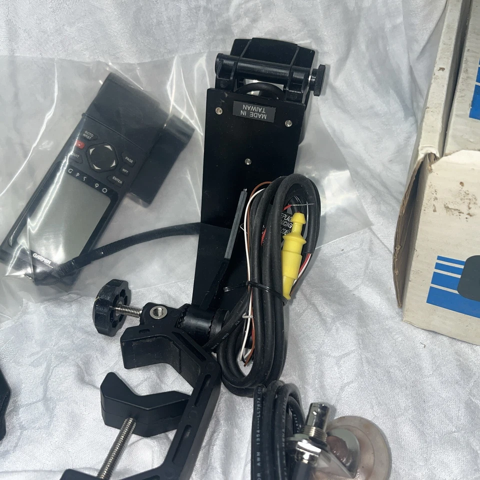 Garmin GPS 90 Handheld Personal Navigator Bundle Charger Antenna GPS90 - Image 3 of 4