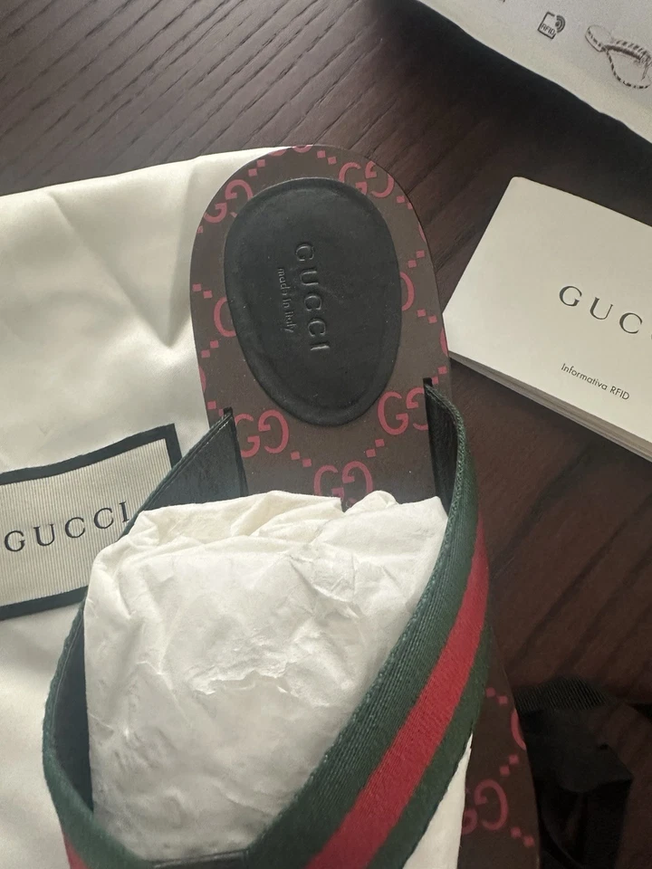 Sandalia Gucci GG Kika Web Rayas Tanga Plana Solapa Abatible Rojo Verde Marrón Talla 9.5/10 Foto 4 de 4