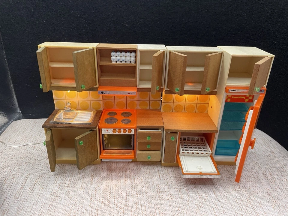 Cocina para casa de muñecas Lundby. Fregadero, lavavajillas, nevera, estufa con luces. Foto 3 de 4