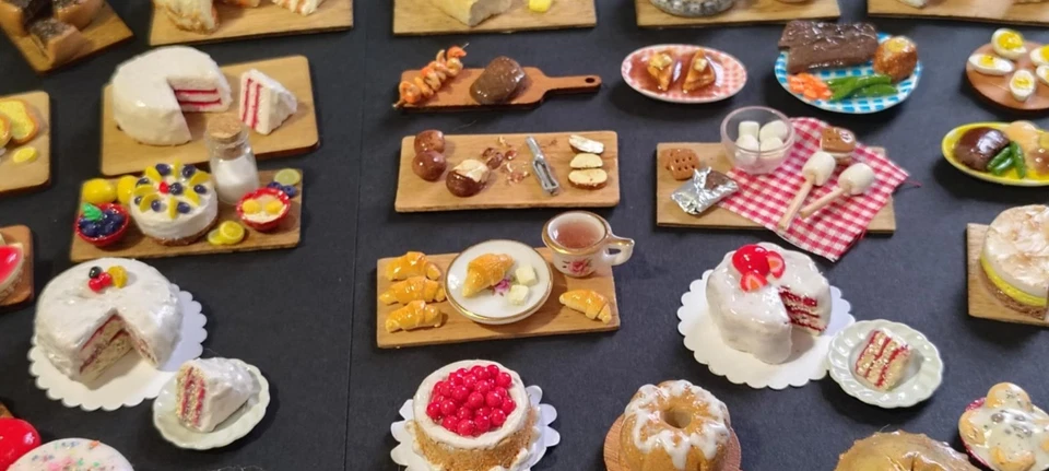 Entzückende Miniatur Puppenhaus Essen Szene Lot 45 Stck. KOSTENLOSER VERSAND - Bild 2 von 4