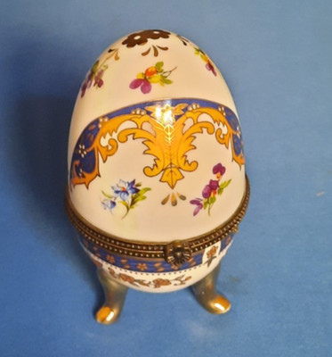 Limoges Fabergé Stil feines Porzellan Ei mit Fuß Schmuckschatulle (Frankreich)
