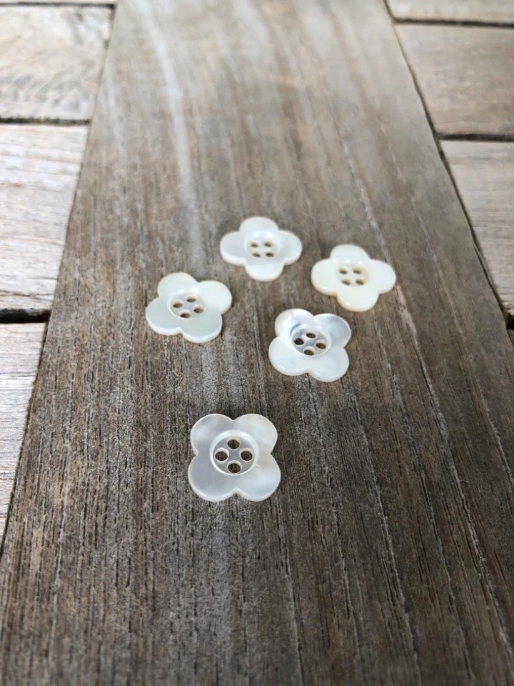 10 Stück weiß schimmernde kleine Perlmuttknöpfe 4 Loch in Blütenform 14mm - Bild 2 von 4