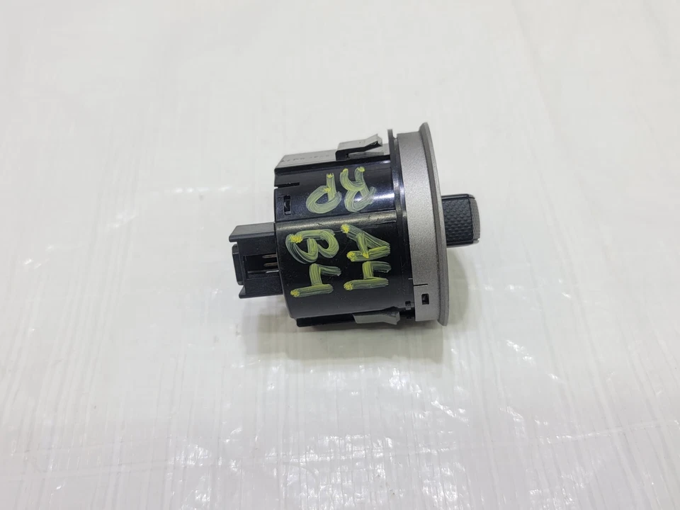 Interruptor de control del conductor de 4 ruedas Toyota Sequoia 2010-2017 OEM 84724-0C030 Foto 3 de 4