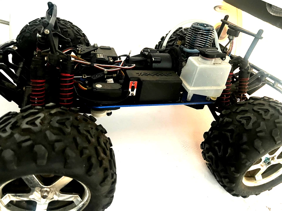 Traxxas T-Maxx 1/10 Monster Truck  nitro roller 2.5 - Image 2 of 3
