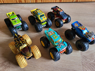 Hot Wheels Monster Trucks, Spielzeugauto, Konvolut 6 Fahrzeuge, Rennfahrzeug