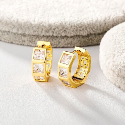 Orecchini Huggie in oro giallo 14KT con tre pietre e diamanti