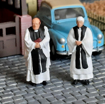 OO GAUGE ZWEI VIKAR FIGUREN HANDBEMALT - HOCHZEIT BEERDIGUNG WEIHNACHTEN OSTERN