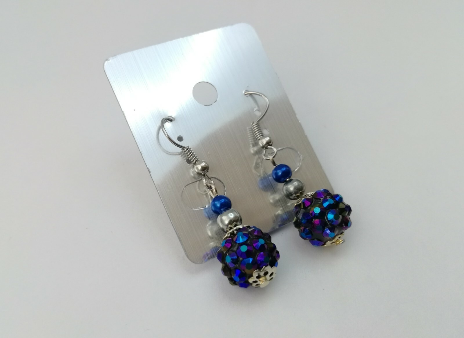 Pendientes plateados bola cristal azul y cristal nacarado azulón bisutería 369