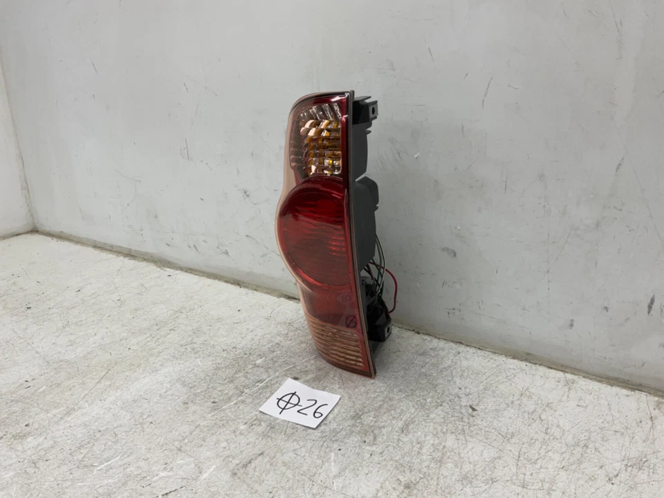 Luz trasera lateral del conductor Toyota Tacoma 2008 2009 2010 2011 2012 2013 2014 2015 OEM Foto 3 de 4