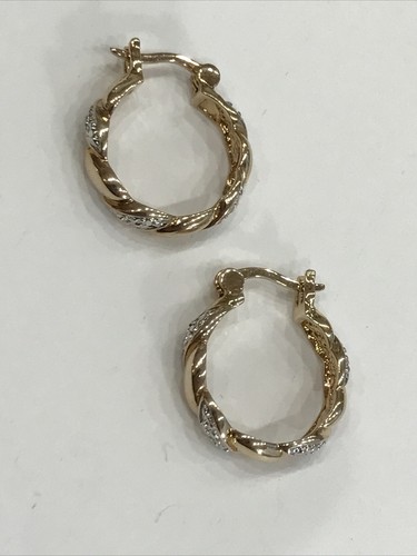 Pendientes de aro de plata de ley con diseño torcido amarillo pulido con blanco de 18 mm - Imagen 6 de 6