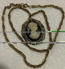 VINTAGE BLACK AND WHITE CAMEO AND GOLD TONE 18 In. CHAIN