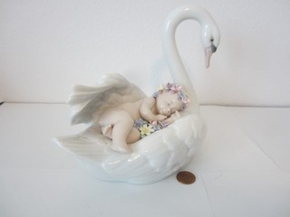 LLADRO "DRIFTING THROUGH DREAMLAND" RETIRED 6758 Baby Sleeping on Swan