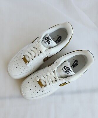 7.5 WOMEN'S NIKE AIR FORCE 1 07 ESS TREND LOW WHITE BRONZINE 7.5 WOMEN'S NIKE AIR FORCE 1 07 ESS TREND LOW WHITE BRONZINE