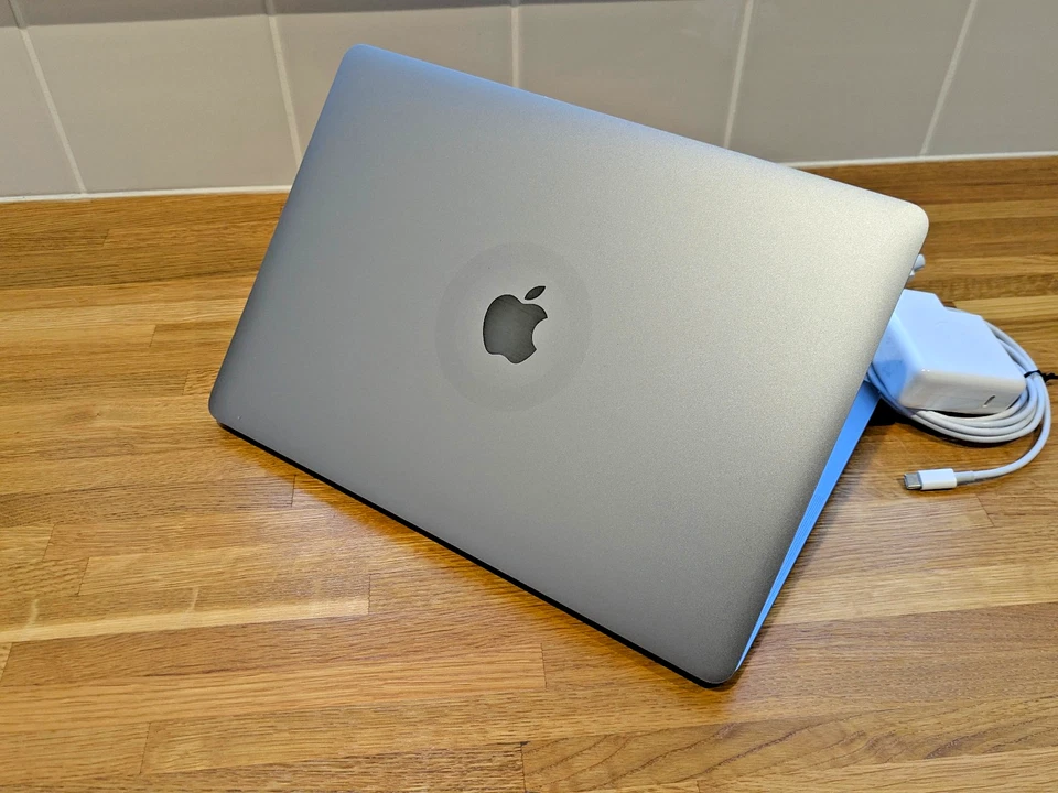 Apple MacBook Pro 13 A2338 2022 M2 3,2GHz 8GB 256GB Tahoe 26,1 OS Grau R93 LESEN! - Bild 4 von 4