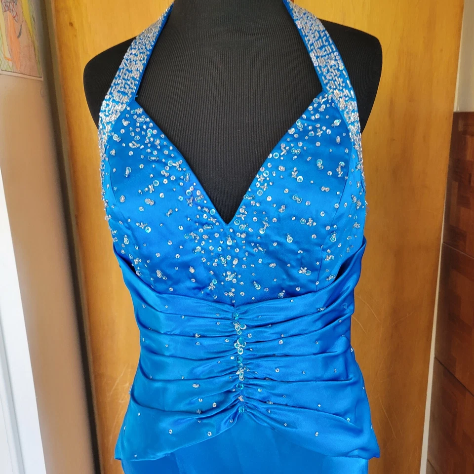 Vestido de graduación vintage Mori Lee de Madeline Gardner azul cuello halter con cuentas talla 7/8 Foto 2 de 4