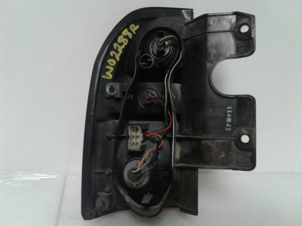 Conjunto de luz trasera derecha usado se adapta a: Chevrolet Tracker 2003 grado derecho A Foto 2 de 4