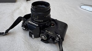 CHINON CE-4 - 35mm SLR CAMERA with Chinon f1.9 Lens + case - Good condition