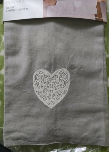 Hearts embroidered Table runner,bn,next - Afbeelding 1 van 7