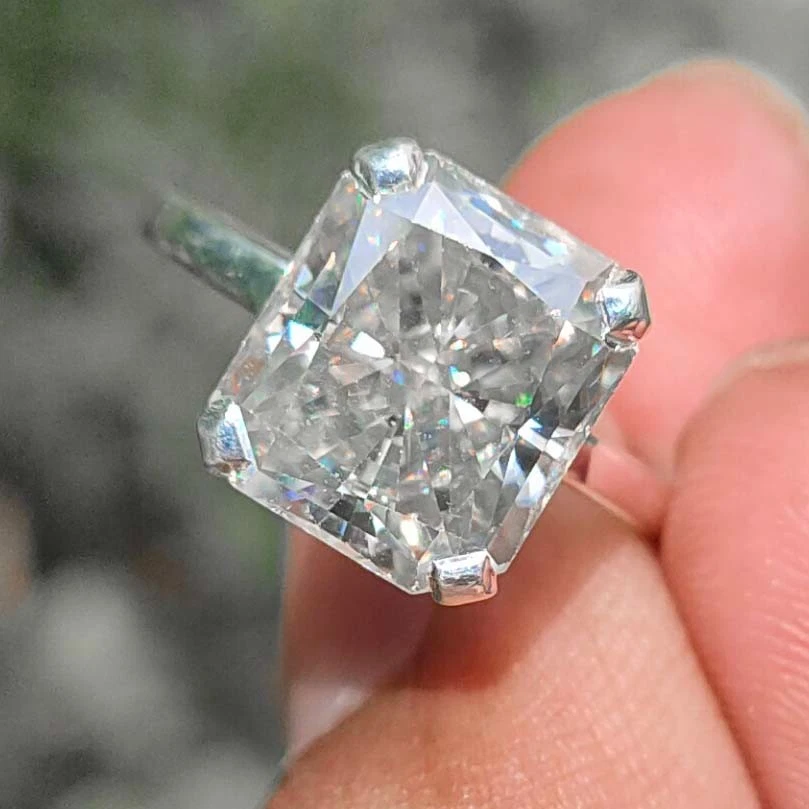 Anillo de diamantes grises de corte radiante de 4,45 quilates certificado - Gran brillo y brillo. Sin tarifa Foto 3 de 4